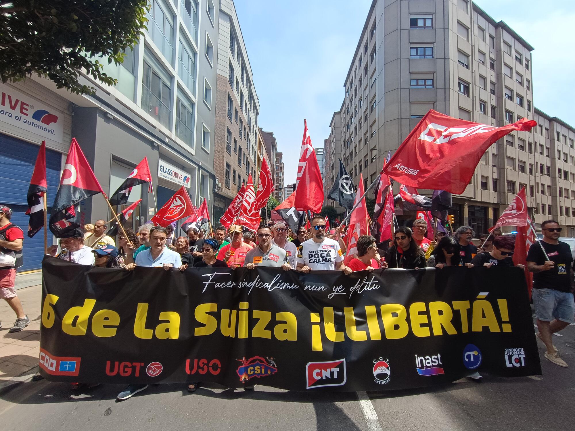 Cabecera de la manifestación por la libertad de las 6 de la Suiza en Gijón el 29 de junio de 2025